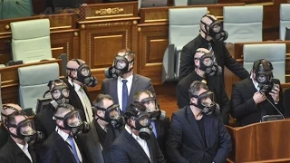 Бої у парламенті Косово: депутати ухвалювали бюджет у масках