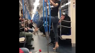 Pole dance в метро. Девушка танцует Pole Dance в вагоне. Стрип пластика импровизация