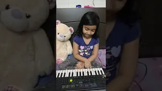 Kids piano how to play Twinkle Twinkle little star ..