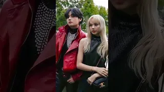 taehyung no sabia que lisa se llevaba bien con el 😂💜🐻