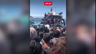 Люди бегут из Индонезии