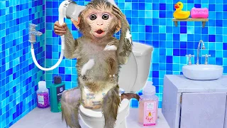 Baby Monkey Bi Bon bathes with duckling in the toilet and eats ice cream with the puppy