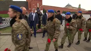 Президент возложил цветы к памятнику Кузьме Минину и Дмитрию Пожарскому на Красной площади