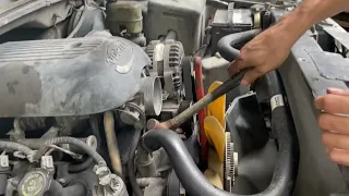 Cómo cambiar la bomba de agua y el clutc del abanico de una 🛻 chevy silverado.