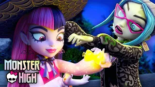 Ghoulia Clones Herself With Draculaura's Spell! | Monster High
