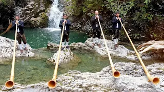 Berthold Schick und seine Alphornbläser • Dr Alphorn Bolero • Kleinwalsertal