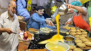 OLD MAN SELLING PESHAWAR FAMOUS DOUBLE ANDA BURGER