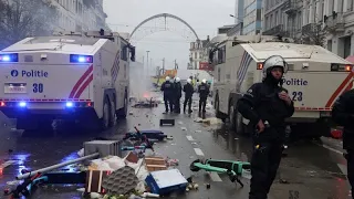 Krawalle in Brüssel nach 0 : 2 Niederlage Belgiens gegen Marokko - Polizei setzt Wasserwerfer ein