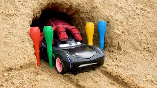O carros de brinquedo foi arrastado para dentro da caverna pela mão do poderoso super-herói