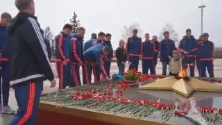 Команда ФК "Чита" возложила цветы к Вечному Огню на Мемориале боевой и трудовой славы забайкальцев