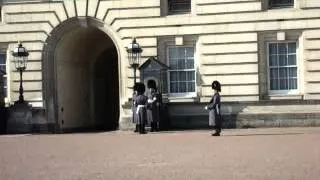 Лондон , смена караула у Букингемского дворца