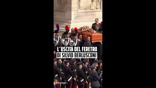 Funerali Silvio Berlusconi, applausi e commozione al momento dell'uscita del feretro dal Duomo