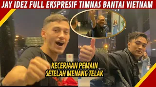 PEMAIN TIMNAS FULL SANYUM SAAT TIBA DI HOTEL SETELAH MENANG TELAK DIKANDANG VIETNAM