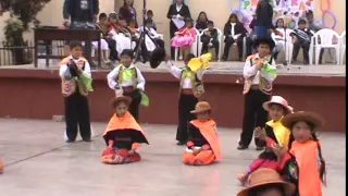 niños bailando huaylas el pio pio en el colegio