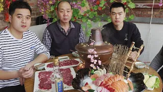 【食味阿远】阿远做“铜锅涮肉”，滩羊肉切片，再来盘海鲜刺身，小日子自在 | Shi Wei A Yuan