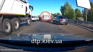 Відео моменту ДТП в Києві на окружній неподалік жулянського шляхопроводу.... Намагайтесь