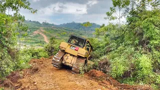 Bulldozer Almost Falls into a Ravine While Servicing a Mountain Road