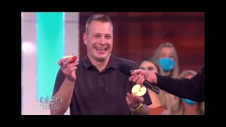 Splitting an apple on The Ellen Show!