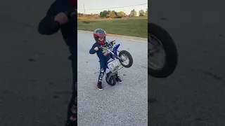 Tratando de aser caballito paseando en moto