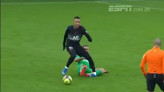 momento em que Neymar torce o tornozelo 😣