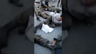 Украинские военные простреливают ноги пленным РФ . издевательства над пленными солдатами