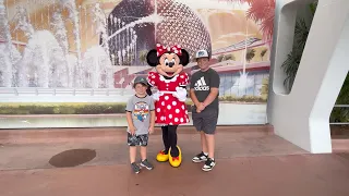 2024 Meet & Greet Meeting Minnie Mouse in EPCOT at Disney World