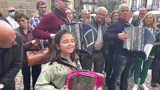 Domingo dia de muita animação em Guimarães com a presença da joaninha 16/10/22 🪗🥁🎼🇵🇹🌏