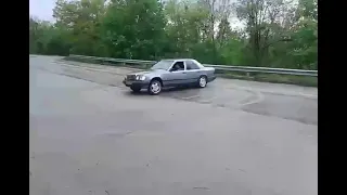 W124 1989 E200 petrol doing donuts