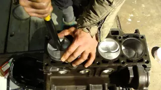 Как установить поршневые кольца ВАЗ 2108-09-15 и поршня в цилиндры. The installation of piston rings