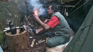 Doku - Leben im Wald mit einfacher Ausrüstung. Steinzeit und Waldläufer Techniken