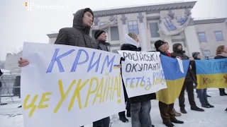 Крим – це Україна: кримчани біля російського посольства