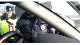 Гаишники угрожают водителю пистолетом / The police threaten with a gun