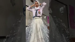 baju fashion show dari barang bekas #fashionshow #daurulang #sekolahku  (source.@geulisyanylap)