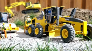 Grading A Road With An Amazing RC Motor Grader In 1:16 Scale!