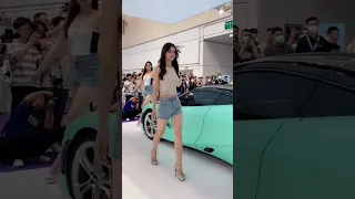 Gadis cantik di pameran mobil mewah #shorts