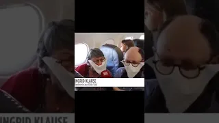 Das alte Ehepaar hatte keine Maske mehr für die Reise im Flugzeug