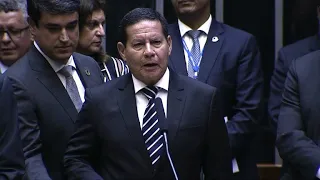 Mourão presta juramento