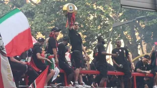 Ibra Alza la Coppa 🏆e ci fa l'amore Festeggiamenti dei Giocatori del Milan per le strade di Milano