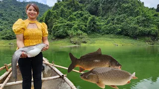 Fishing on the lake, the girl's daily life.