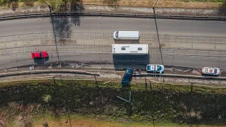 В Днепре на Амурском мосту BMW врезался в отбойник и повис над обрывом