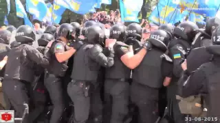 Kiev Separatisti Ucraini manifestano davanti al Parlamento lanciando granate 1 morto