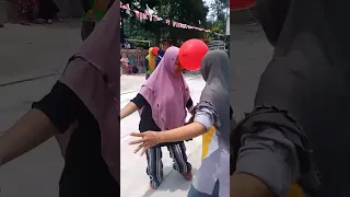 keseruan ibuk-ibuk mengikuti lomba'' junjung tampah,,joget balon dan kukuruyuk"