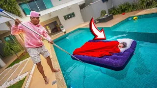 COLOQUEI MEU AMIGO DORMINDO NA PISCINA 😂😂