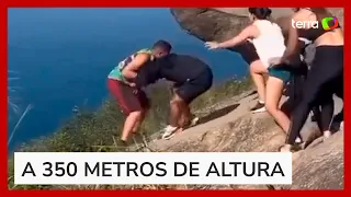 Homens brigam durante sessão de fotos na Pedra do Telégrafo (RJ)