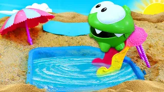 Ам Ням и игры в песочнице! Мультики для детей про игрушки Om Nom