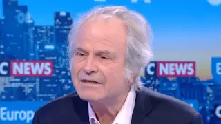 Pour Franz-Olivier Giesbert, "le pape fait trop de politique"