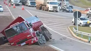 Caminhão sem freios acessa área de escape do Anel Rodoviário de BH