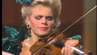 Gretchen Carlson performs her violin talent at the 1989 Miss America Pageant
