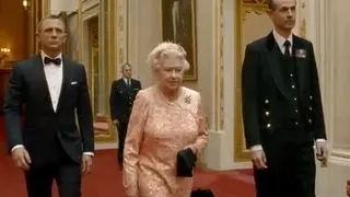 Daniel Craig James Bond & Queen Elizabeth Helicopter Jump (London 2012 Olympics Ceremony)