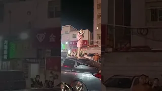 8月6日深圳，女老赖欠钱不还，还爬上车顶撒泼。